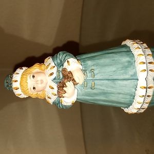 VTG- Winter Days  The Heirloom Tradition Figurine